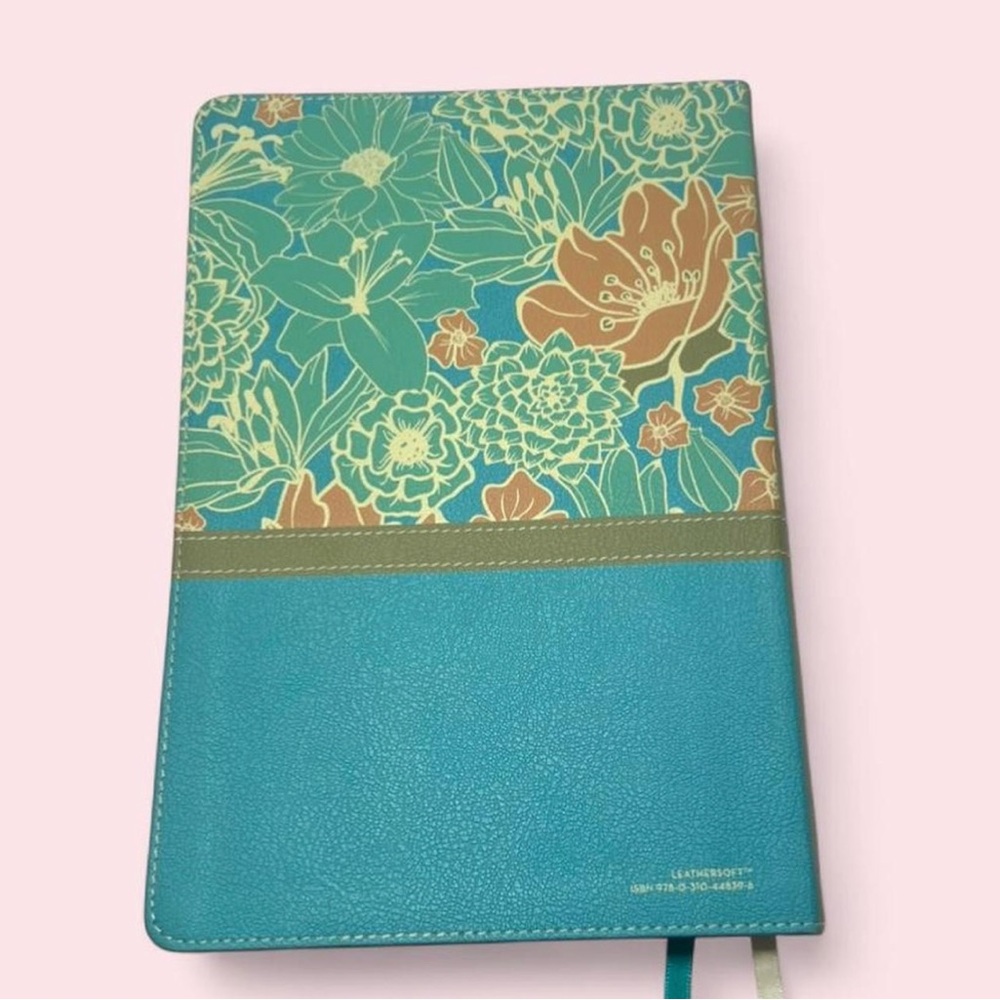 📖 NIV Thinline Bible - Large Print | Leathersoft Teal Floral Cover - Picture 5 of 8